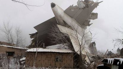 Destroços do avião depois de atingir uma área residencial no Quirguistão.