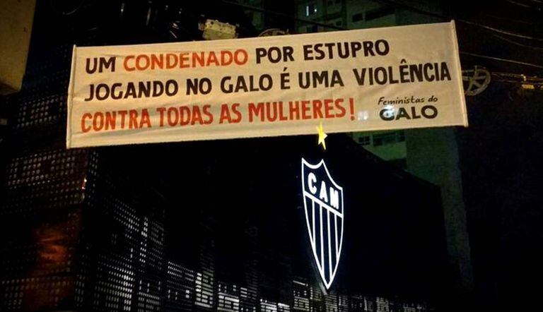 Faixa de protesto em frente à sede do Atlético, em Belo Horizonte.