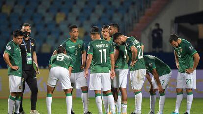 A seleção boliviana, nesta segunda-feira, em Goiânia, durante sua estreia contra o Paraguai.
