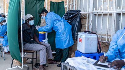 Homem recebe uma dose de vacina em Bulawayo, Zimbábue.