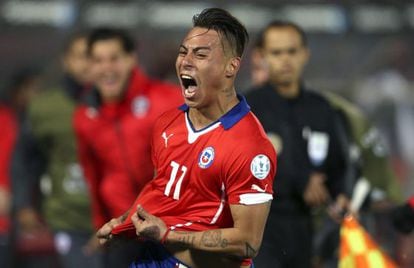 Vargas comemora seu segundo gol na partida.