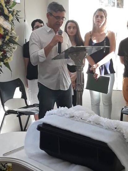Fabiano na cerimônia fúnebre das ossadas do pai, em Votuporanga