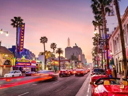 Hollywood Boulevard ao entardecer, em Los Angeles (EUA).