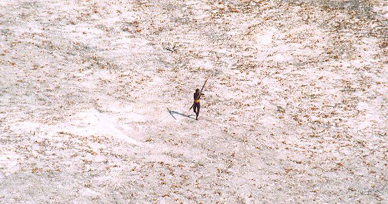 Um aborígene de Sentinela do Norte lança flechas contra um helicóptero da Guarda Costeira da Índia, em uma imagem de arquivo de 2004.