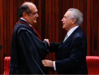 Michel Temer cumprimenta Gilmar Mendes na posse do ministro como presidente do TSE, em maio de 2016.