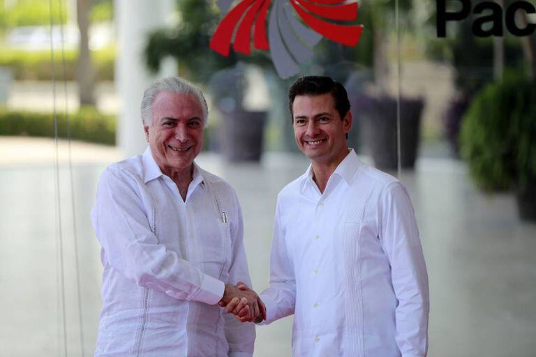 Presidente Michel temer cumprimenta Enrique Peña Nieto, seu homólogo mexicano.