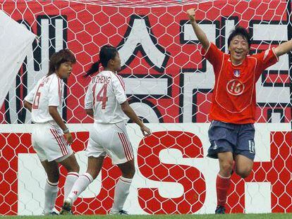 A jogada sul-coreana Park Eun-Sun comemora um gol durante jogo contra a China, em 2005.