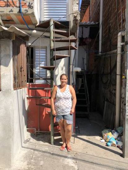 Priscilla Mourilo, na porta de sua casa em Heliópolis