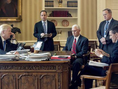 Donald Trump fala ao telefone, em 28 de janeiro, com o presidente da Rússia, Vladimir Putin, sob os olhares de membros de sua equipe, inclusive Flynn (primeiro à direita)