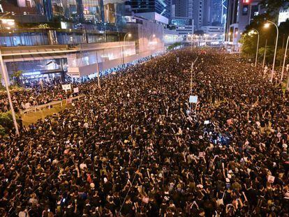 Centenas de milhares de pessoas se manifestam em 16 de junho em Hong Kong.