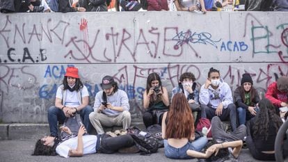 Jovens manifestantes nas ruas de Bogotá.