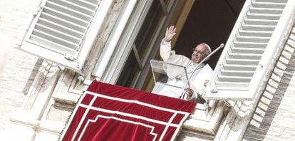 O papa Francisco abençoa os fiéis na praça de São Pedro, no Vaticano, no domingo passado.