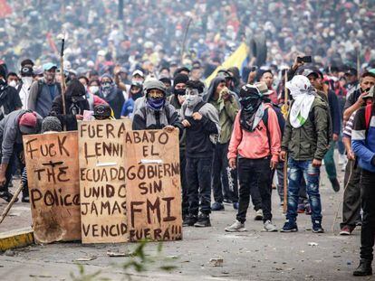 Manifestantes contra o Governo em Quito.