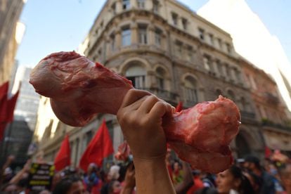Em referência à fome no país, manifestantes levaram ossos de boi para protestar contra o Governo de Jair Bolsonaro no sábado.