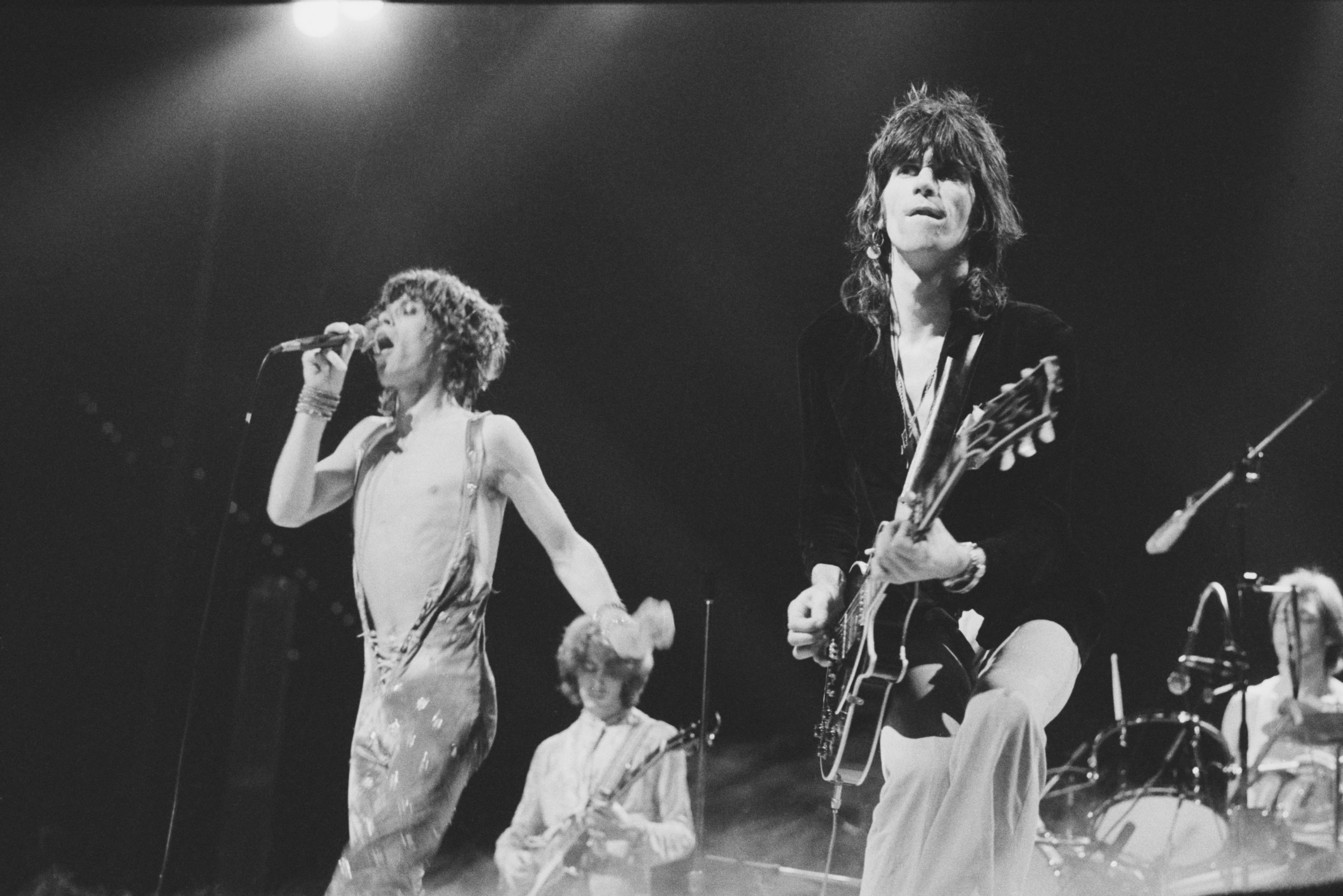 Os Rolling Stones tocando em Roterdã em 1973: Mick Jagger e Keith Richards em primeiro plano, Mick Taylor (guitarra) e Charlie Watts (bateria), ao fundo. 