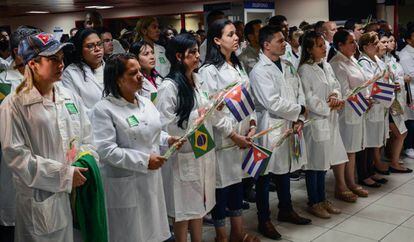 Médicos cubanos chegam ao aeroporto de Havana, vindos do Brasil.