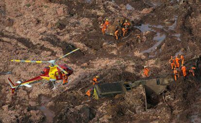 Equipe de resgate na área do rompimento da barragem.