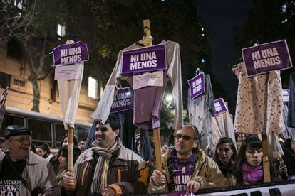 O grito “Ni Una Menos” ecoou nesta sexta-feira nas principais praças da Argentina. Por segundo ano consecutivo, uma multidão voltou a sair às ruas para exigir o fim da violência de gênero.