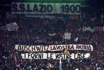 Um cartaz em 1998 em uma partida da Lazio contra a Roma