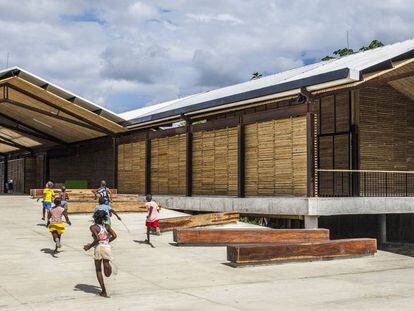 O projeto colombiano na floresta eleva os edifícios para evitar inundações.