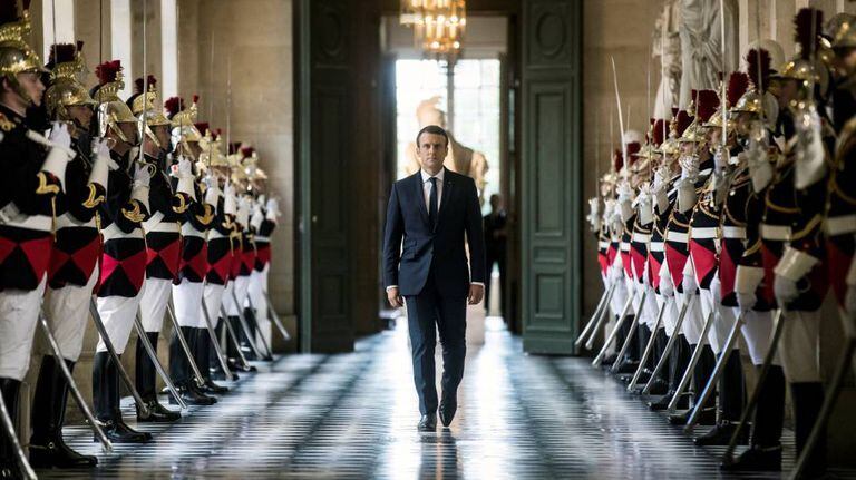 O presidente francês, Emmanuel Macron, entrando no Palácio de Versalhes.
