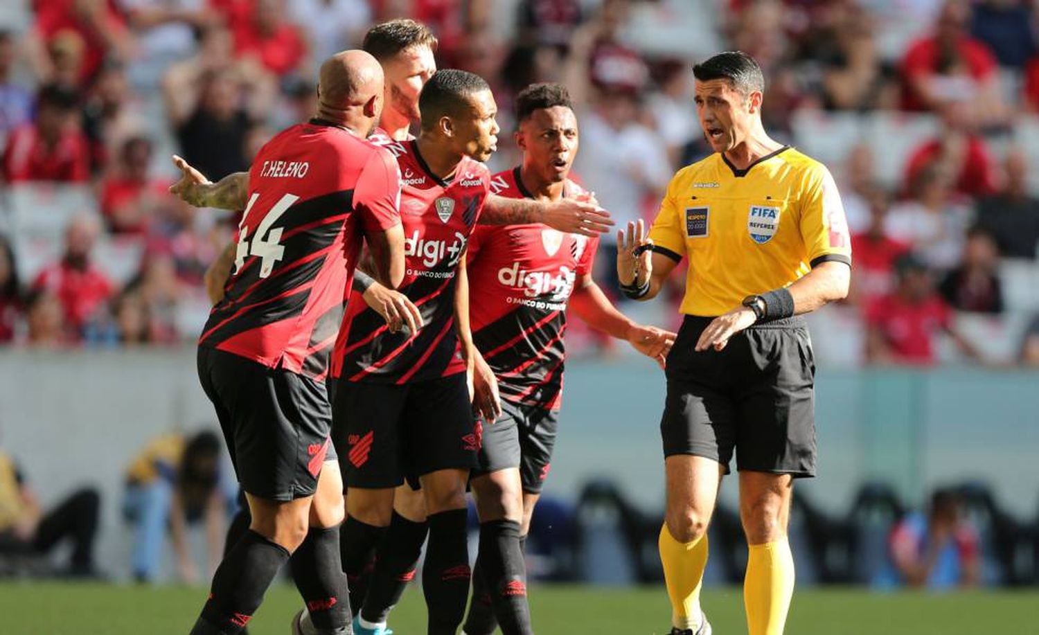 Árbitro Bráulio da Silva Machado pede calma para jogadores do Athletico Paranaense.