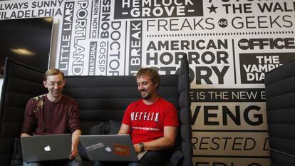 Dois funcionários na sede do Netflix.