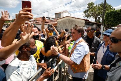 Sem máscara, presidente Bolsonaro cumprimenta apoiadores em frente a batalhão do Exército, em Feira de Santana (BA).