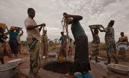 Pessoas buscam água no campo de refugiados de Kabo, na República Centro-Africana.