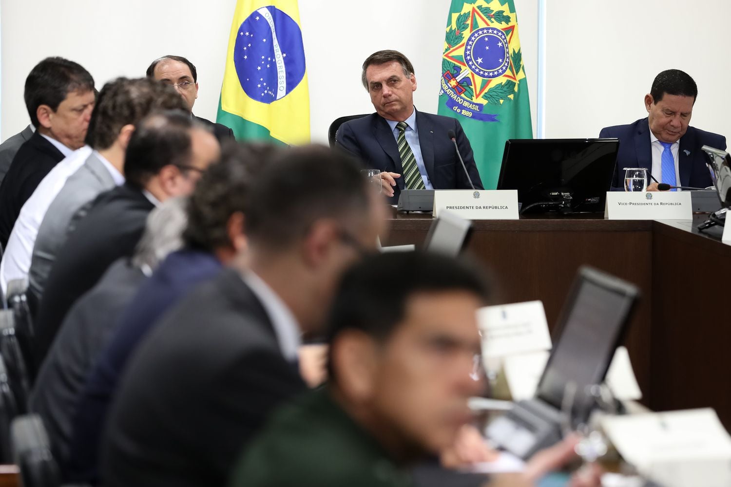 O presidente Jair Bolsonaro e outros integrantes do Governo brasileiro na reunião por videoconferência com os governadores sobre a crise do coronavírus, nesta quarta-feira.