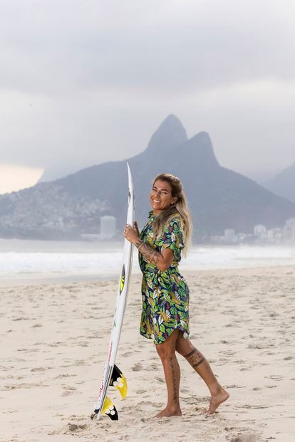 Silvana Lima, da equipe olímpica de surfe do Brasil, fotografada no Posto 8 da praia de Ipanema, no Rio, com o traje que a delegação brasileira usará na cerimônia inaugural da Olimpíada. 