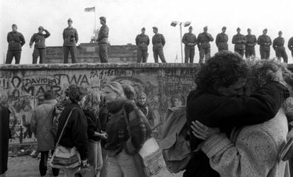 Os alemães comemoram a queda do Muro de Berlim, em 15 de novembro de 1989, uma semana após o fim do bloqueio entre o leste e o oeste da cidade.