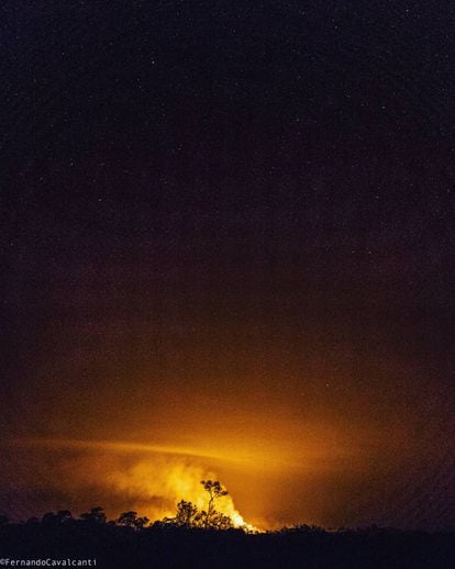 O céu estrelado da Amazônia com queimadas na floresta, feito na reserva de Tenharim Marmelos (AM).