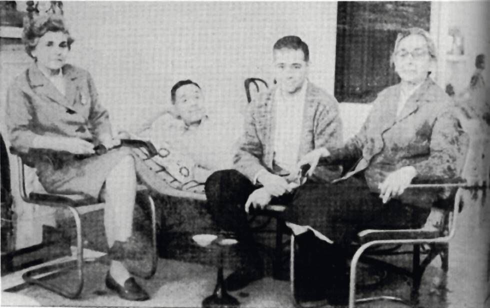 La poeta, à esquerda, com o arquiteto Harold Leeds, o diretor Wheaton Galentine e Lotta de Macedo Soares.