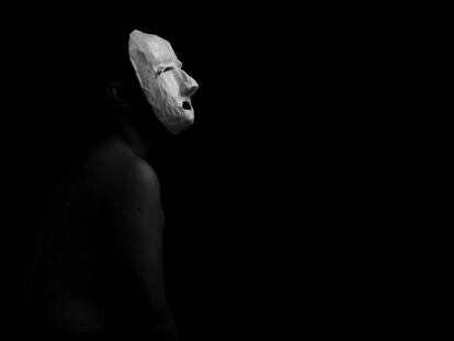 Uma das fotos do ensaio "Banzo", de Roger Silva. As máscaras são de autoria do artista plástico Gilbef.