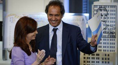 A presidenta argentina, Cristina Kirchner, ao lado do governador e candidato Daniel Scioli.