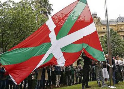 A ikurri&ntilde;a, bandeira oficial do Pa&iacute;s Basco.