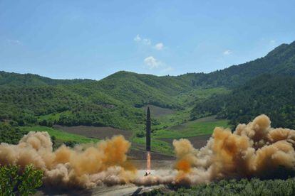 Decolagem do míssil balístico intercontinental Hwasong-14 (foto da agência norte-coreana KCNA)