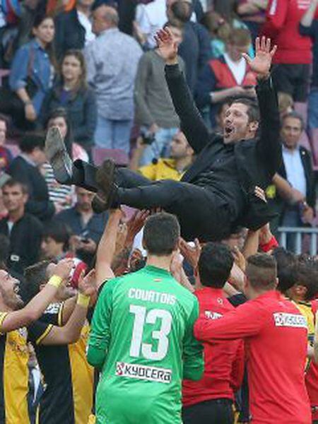 Os jogadores do Atlético levantam Simeone.
