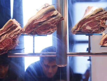 Peças de carne expostas em feira de gastronomia.