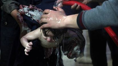 Uma criança é tratada em um hospital de Duma depois do suposto ataque químico.