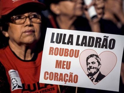 Uma mulher num protesto a favor de Lula o &uacute;ltimo dia 20.