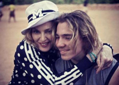 Madonna, um enésimo caso da mãe questionada por todos pelo seu relacionamento com o filho, o adolescente Rocco.