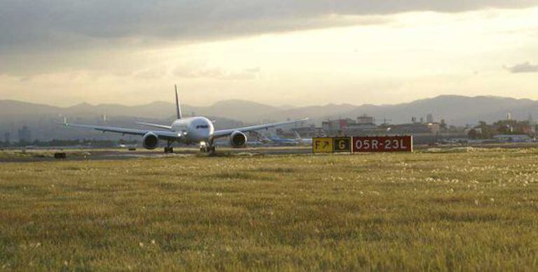Um avião aterrissa no aeroporto da Cidade do México.