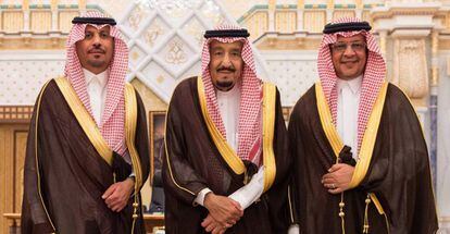 O rei Salman (centro) entre o ministro da Economia (esquerda) e o chefe da Guarda Nacional, na segunda-feira em Riad