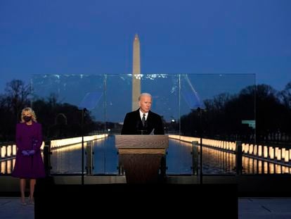 Biden nesta terça-feira em Washington, em ato em homenagem pelas vítimas da pandemia, que passam de 400.000 nos EUA.