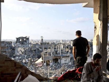 Hamad e Mohammed nos destroços de seu apartamento em Gaza.
