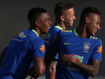 Gabriel Jesus e Neymar, durante um treino do Brasil.