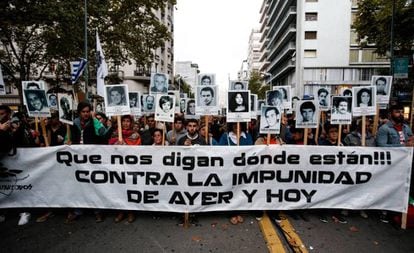 Centos de pessoas machan em Montevideo o 11 de abril passado, para repudiar a impunidade judicial para exrepresores da ditadura.