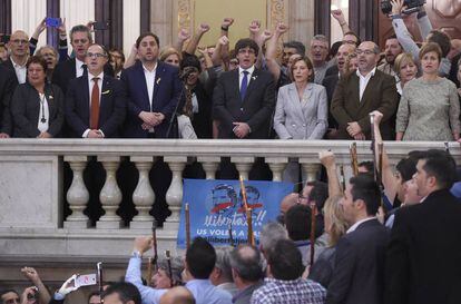 O presidente da Catalunha, Carles Puigdemont (ao centro), no Parlamento, nesta sexta.